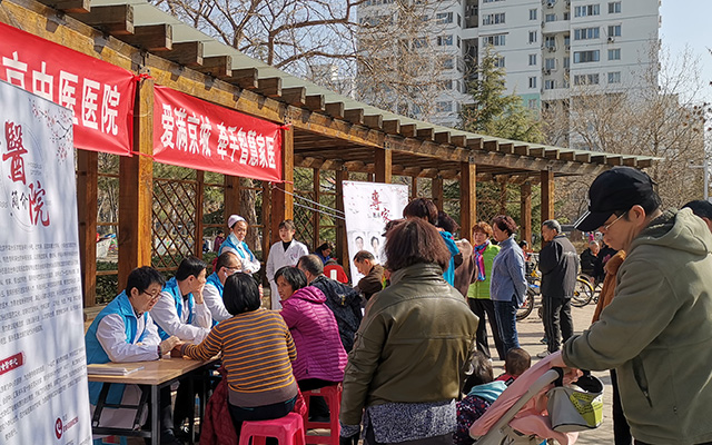 【学雷锋日】乐投体育,（中国）网站首页举办“爱满京城，牵手智慧家医”志愿服务活动(图2)