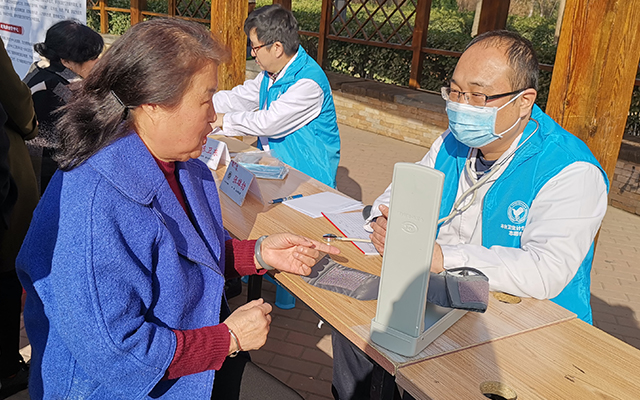 【学雷锋日】乐投体育,（中国）网站首页举办“爱满京城，牵手智慧家医”志愿服务活动(图5)